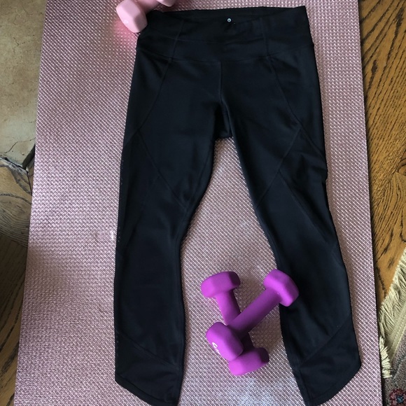 Athleta Aura Sonar Capris Black w/Mesh Panels XS - Picture 4 of 8